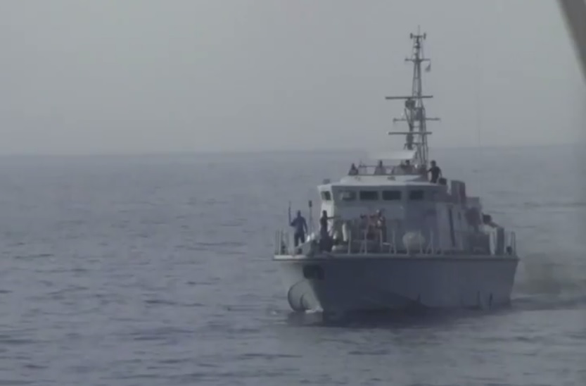La Guardia costiera libica ha sparato dei colpi di avvertimento contro la nave di una ong (video)