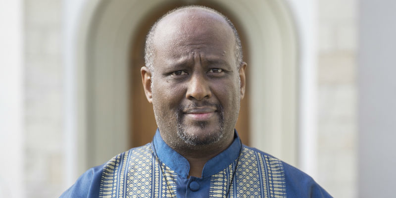 Mussie Zerai, il prete eritreo che segnala i barconi di migranti in difficoltà, è indagato per favoreggiamento dell'immigrazione clandestina
