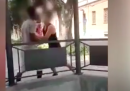 Il video di un richiedente asilo picchiato da un 17enne ad Acqui Terme