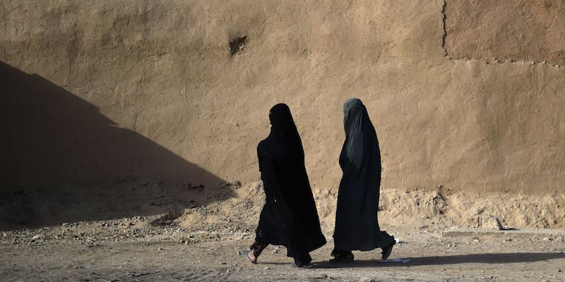 Due donne afghane a Lashkar Gah, il 4 ottobre 2016 (WAKIL KOHSAR/AFP/Getty Images)