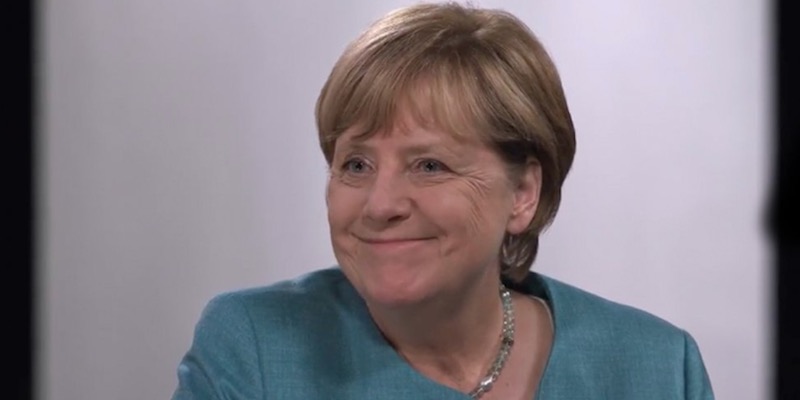 La cancelliera tedesca che imita lo smiley in un'intervista con quattro youtuber, il 16 agosto 2017