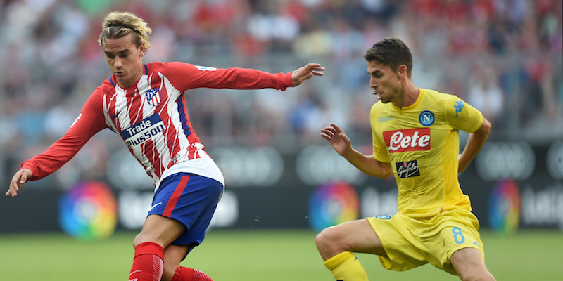 Antoine Griezmann e Jorginho nel primo tempo di Atletico Madrid-Napoli (CHRISTOF STACHE/AFP/Getty Images)