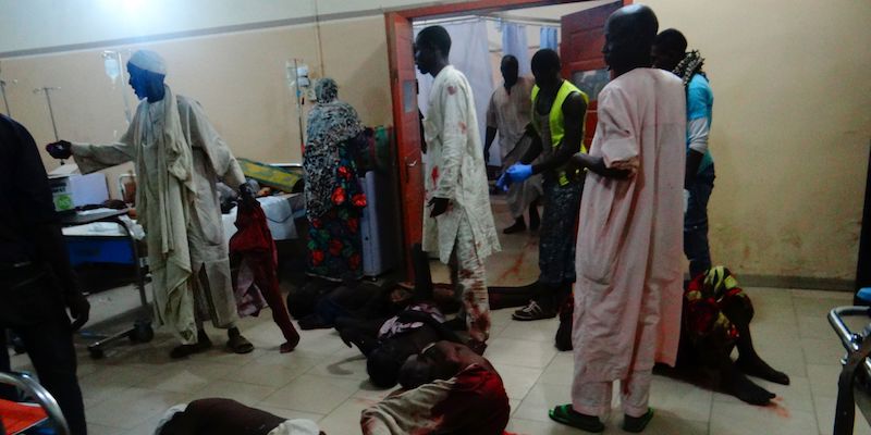 Alcune delle persone ferite negli attentati suicidi del 15 agosto 2017 aspettano cure mediche all'ospedale di Maiduguri, nel nord-est della Nigeria (STRINGER/AFP/Getty Images)