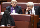 Una parlamentare australiana di estrema destra si è presentata in Senato con un burqa
