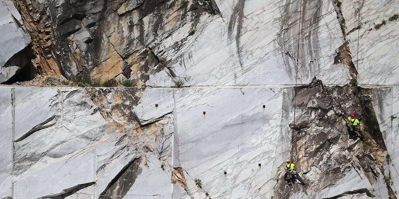 Lavoratori conosciuti come "tecchiaioli" esaminano il marmo della cava delle Cervaiole, sul Monte Altissimo, 18 luglio 2017
(REUTERS/Alessandro Bianchi via LaPresse)