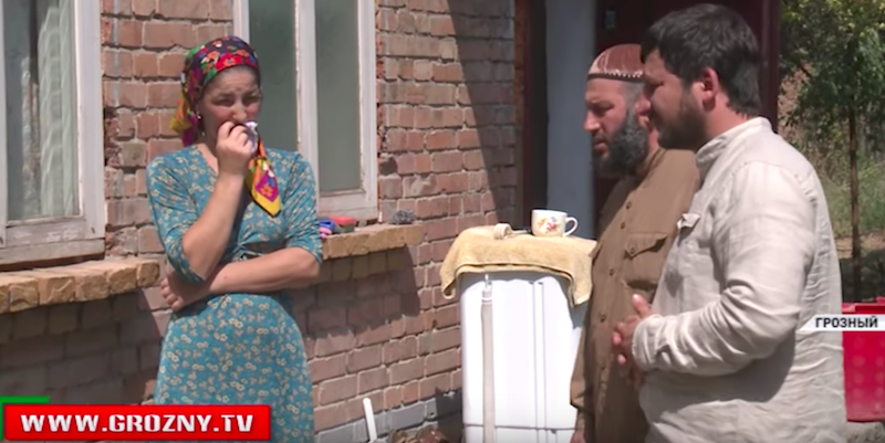 Una donna riconciliata con l'ex marito riceve la visita di due membri della commissione governativa, a Grozny