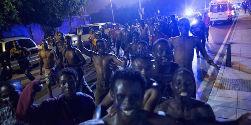 Migranti africani che hanno attraversato il confine tra Marocco e Spagna e sono arrivati a Ceuta, nelle prime ore del 7 agosto 2017
(REUTERS/Jesus Moron)