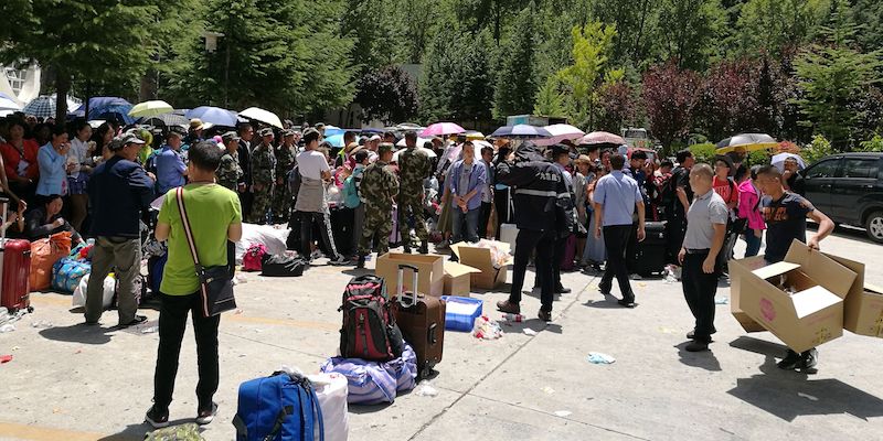 Turisti che sono stati fatti eveacuare da un hotel a Jiuzhaigou, in Sichuan, il 9 agosto 2017 (STR/AFP/Getty Images)