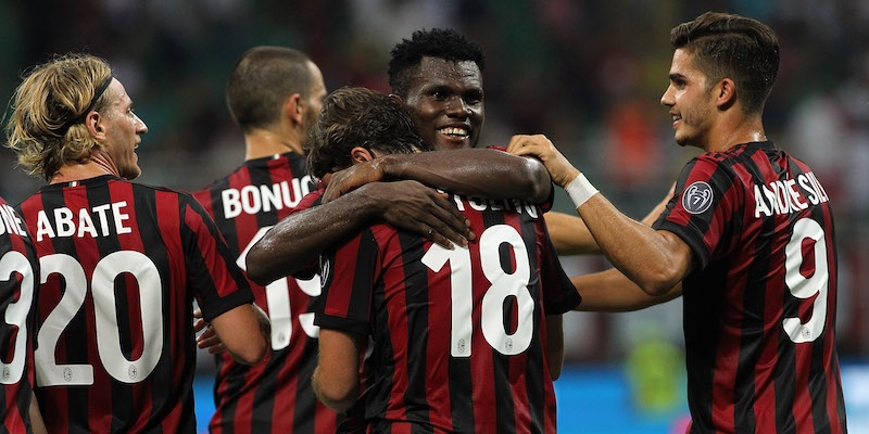 Franck Kessie e Riccardo Montolivo durante la partita di Europa League contro lo Shkendija (Marco Luzzani/Getty Images)