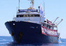 Una nave che soccorre i migranti è stata mandata a soccorrere la nave anti-migranti