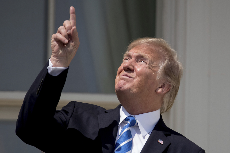 Donald Trump indica il sole, senza occhiali protettivi, Washington D.C.
(AP Photo/Andrew Harnik)