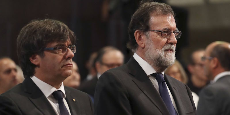 Il presidente della Catalogna, Carles Puigdemont (a sinistra), e il primo ministro spagnolo Mariano Rajoy alla Sagrada Familia, Barcellona, il 20 agosto 2017 (SERGIO BARRENECHEA/AFP/Getty Images)