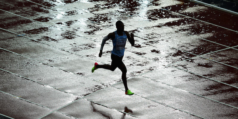 Isaac Makwala durante la sua batteria solitaria ai Mondiali di Londra (Richard Heathcote/Getty Images)