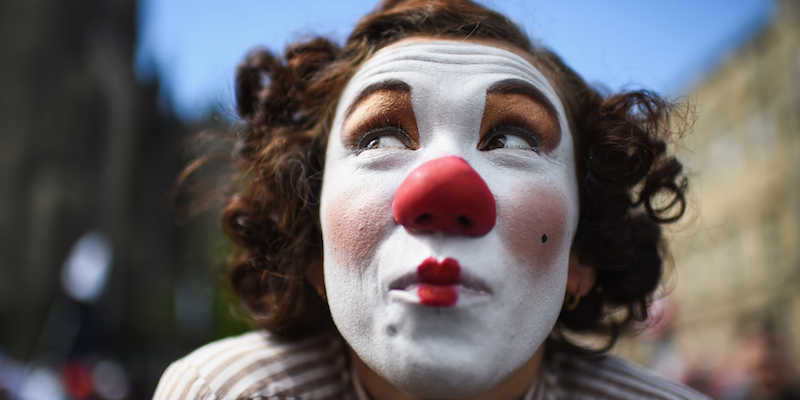 Una donna vestita da clown, fotografata il 7 agosto sul Royal Mile di Edimburgo
(Jeff J Mitchell/Getty Images)