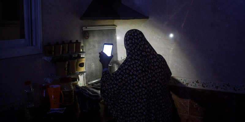 Maha Zant prepara il té facendosi luce con il cellulare, nella sua casa nel quartiere di Al-Zahra - Gaza, 23 luglio 2017
(Chris McGrath/Getty Images)