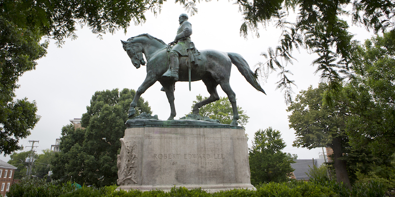 La statua del generale sudista Robert E. Lee nell'Emancipation Park di Charlottesville, in Virginia, il 15 agosto 2017; la statua fu eretta nel 1924 (AP Photo/Julia Rendleman)