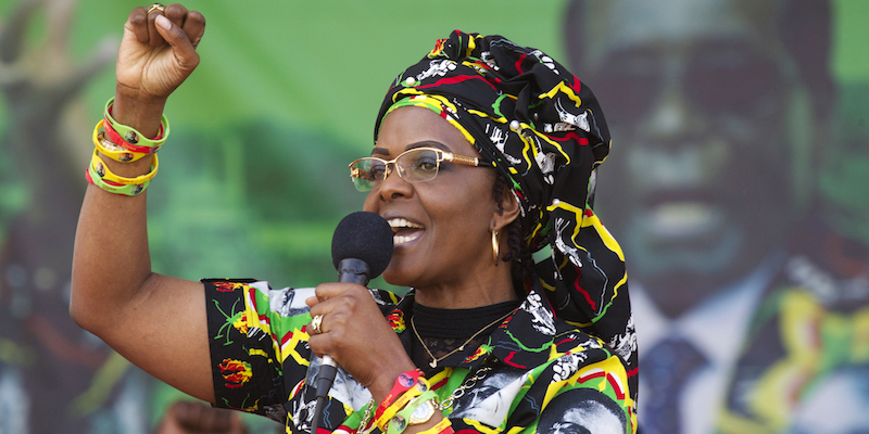 Grace Mugabe, la moglie del presidente dello Zimbabwe, il 29 luglio 2017 durante un comizio (AP Photo/Tsvangirayi Mukwazhi, File)