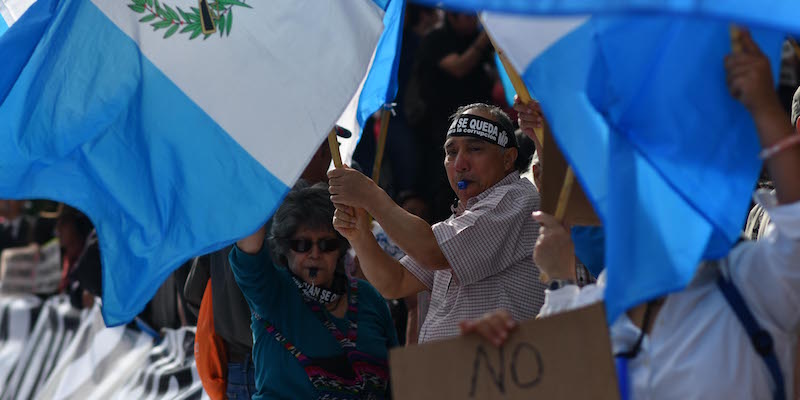 Una manifestazione contro il presidente Jimmy Morales a Città del Guatemala, il 26 agosto (JOHAN ORDONEZ/AFP/Getty Images)