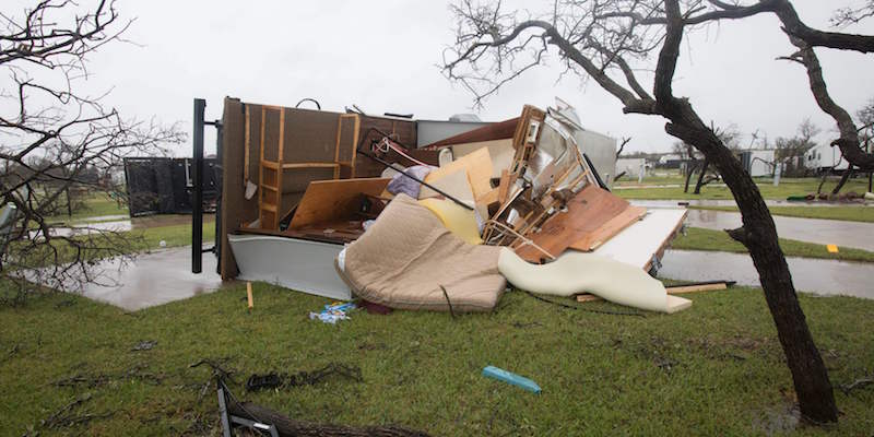 Una casa mobile del Paradise Lagoons RV Resort distrutta dal passaggio dell'uragano Harvey, in Texas (DANIEL KRAMER/AFP/Getty Images)