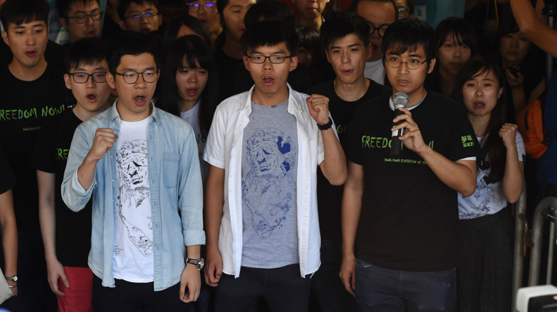 Nathan Law (a sinistra), Joshua Wong (al centro) e Alex Chow prima della lettura della sentenza, il 17 agosto 2017 a Hong Kong. (ANTHONY WALLACE/AFP/Getty Images)
