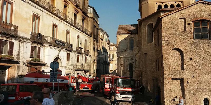 L'edificio del centro di Cosenza in cui si è sviluppato l'incendio, il 19 agosto 2017 (ANSA/Elvira Madrigrano)