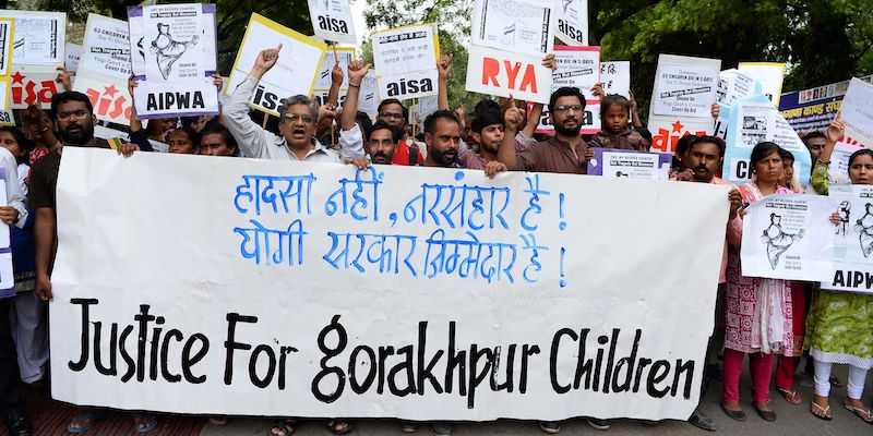 Un gruppo di attivisti e studenti protestano contro la morte di almeno 64 bambini nell'ospedale Baba Raghav Das il 13 agosto 2017 a New Delhi (SAJJAD HUSSAIN/AFP/Getty Images)