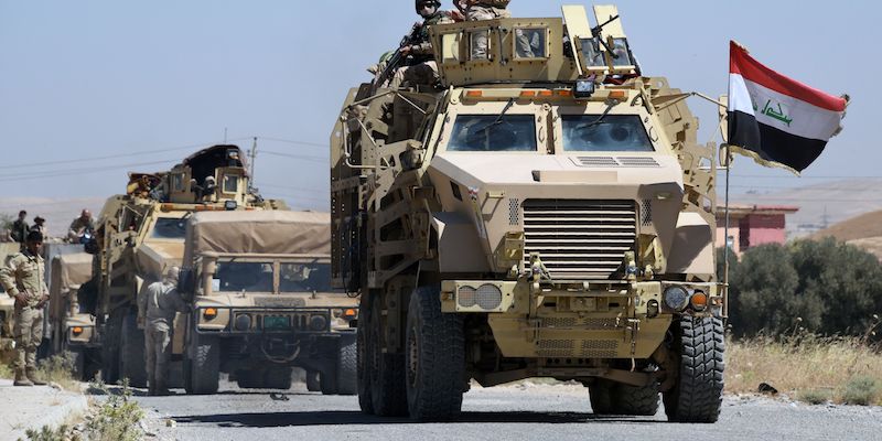 Militari dell'esercito iracheno sulla strada per Tal Afar, il 9 giugno 2017 (MOHAMED EL-SHAHED/AFP/Getty Images)