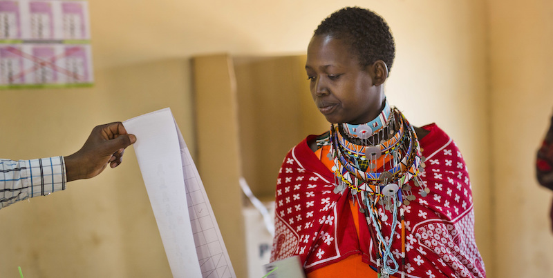 Una donna masai vota in un seggio a Lele, 130 chilometri a sud di Nairobi, 8 agosto 2017
(AP Photo/Jerome Delay)