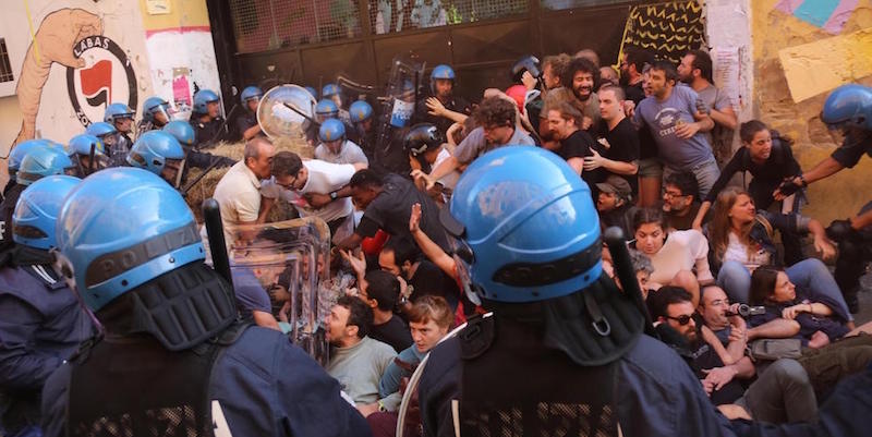 Lo sgombero dell'ex caserma Masini occupata dal collettivo Làbas a Bologna, 8 agosto 2017
(ANSA/ GIORGIO BENVENUTI)