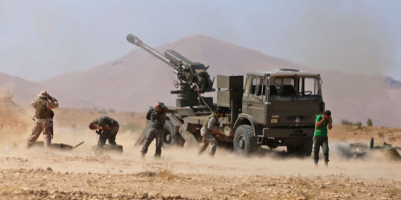 Forze filo-Assad combattono l'ISIS nella regione di Qalamoun, nella Siria occidentale (YOUSSEF KARWASHAN/AFP/Getty Images)