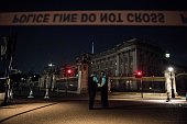 Un uomo con una spada lunga oltre un metro è stato arrestato fuori da Buckingham Palace