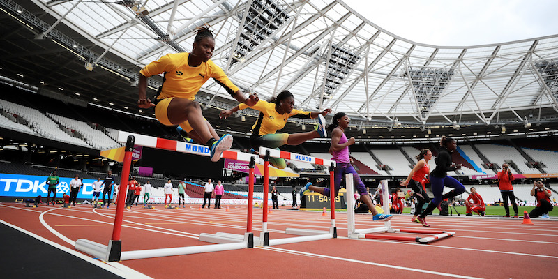 Le giamaicane Yanique Thompson e Ruschelle Burton durante un allenamento allo Stadio Olimpico di Londra (Richard Heathcote/Getty Images)