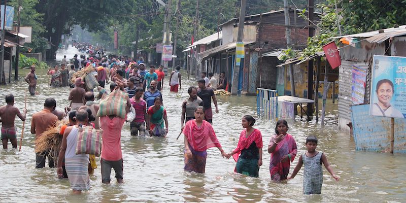 Gli effetti di un alluvione a Balurghat, nel Bengala Occidentale, in India, il 17 agosto 2017 (STR/AFP/Getty Images)