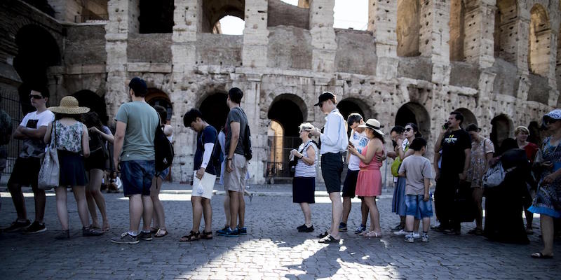 Turisti in coda per entrare al Colosseo. (MASSIMO PERCOSSI/ANSA)