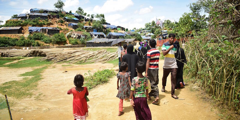 Un gruppo di rohingya vicino a un campo profughi al confine con il Bangladesh (SAM JAHAN/AFP/Getty Images)