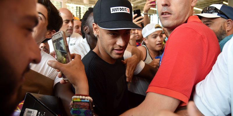 Neymar in un negozio sportivo di Miami per un evento organizzato da Nike (HECTOR RETAMAL/AFP/Getty Images)
