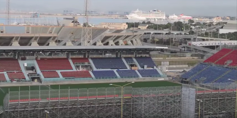 La tribuna centrale della provvisoria Sardegna Arena: sullo sfondo il vecchio San'Elia (Cagliari Calcio)