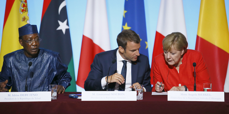 Il presidente del Ciad, Idriss Deby Itno, il presidente francese Emmanuel Macron e la cancelliera tedesca Angela Merkel (AP Photo/Francois Mori)