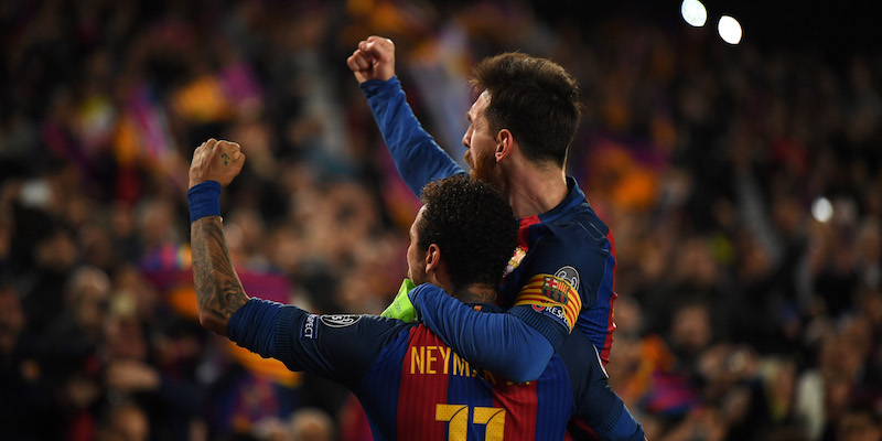 Neymar abbracciato a Messi dopo l'incredibile rimonta contro il PSG (Laurence Griffiths/Getty Images)