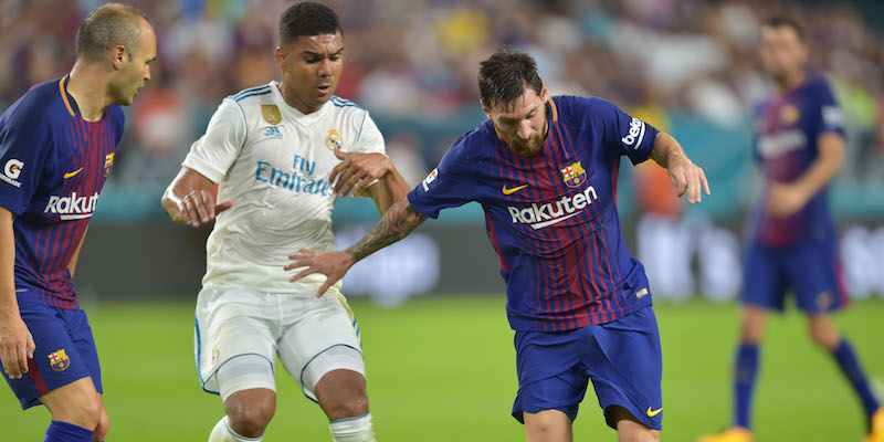 Casemiro, Lionel Messi e Andres Iniesta durante l'amichevole estiva tra Real Madrid e Barcellona (HECTOR RETAMAL/AFP/Getty Images)