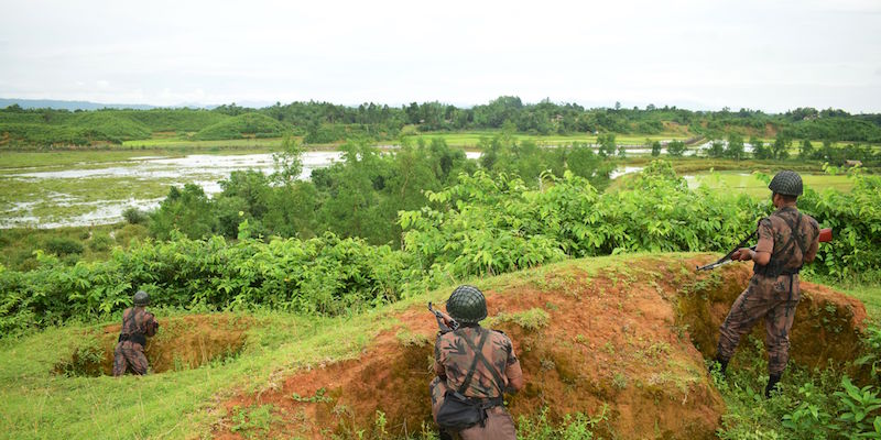 Soldati del Bangladesh al confine con il Myanmar (SAM JAHAN/AFP/Getty Images)