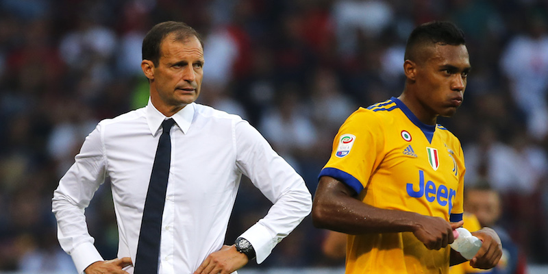 Massimiliano Allegri e Alex Sandro durante Genoa-Juventus (MARCO BERTORELLO/AFP/Getty Images)