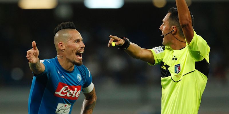 Marek Hamsik contesta una decisione dell'arbitro Marco Di Bello durante Napoli-Atalanta (CARLO HERMANN/AFP/Getty Images)