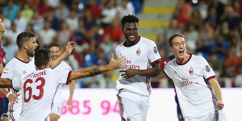 Franck Kessie festeggiato dai compagni dopo il gol del vantaggio in Crotone-Milan (Maurizio Lagana/Getty Images)