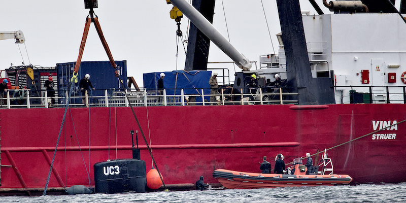 La torretta dell'UC3 Nautilus, il sottomarino affondato venerdì, 
a fianco della nave che lo ha recuperato nell'Oeresund, vicino a Copenaghen, il 12 agosto 2017 (Jacob Ehrbahn/Ritzau via AP)