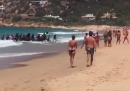 Il momento in cui un gommone pieno di migranti è arrivato su una spiaggia nel sud della Spagna