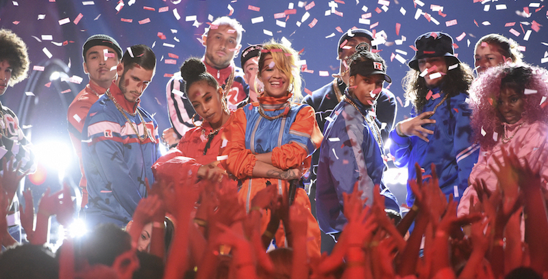 Rita Ora durante la sua esibizione ai Teen Choice Awards al Galen Center di Los Angeles
(Phil McCarten/Invision/AP)