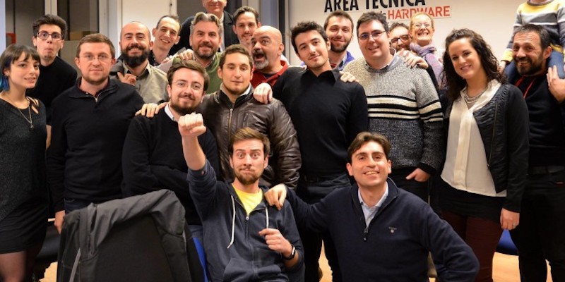 Una foto di gruppo della redazione di Tom's Hardware in cui compare Bruno Gulotta, in piedi, circa al centro, con un maglione scuro (Tom's Hardware)