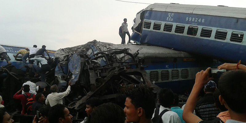 In India almeno 23 persone sono morte in un incidente ferroviario