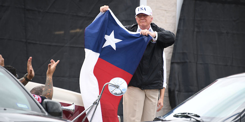 Il presidente Trump sventola una bandiera del Texas a Corpus Christi, Texas (JIM WATSON/AFP/Getty Images)
